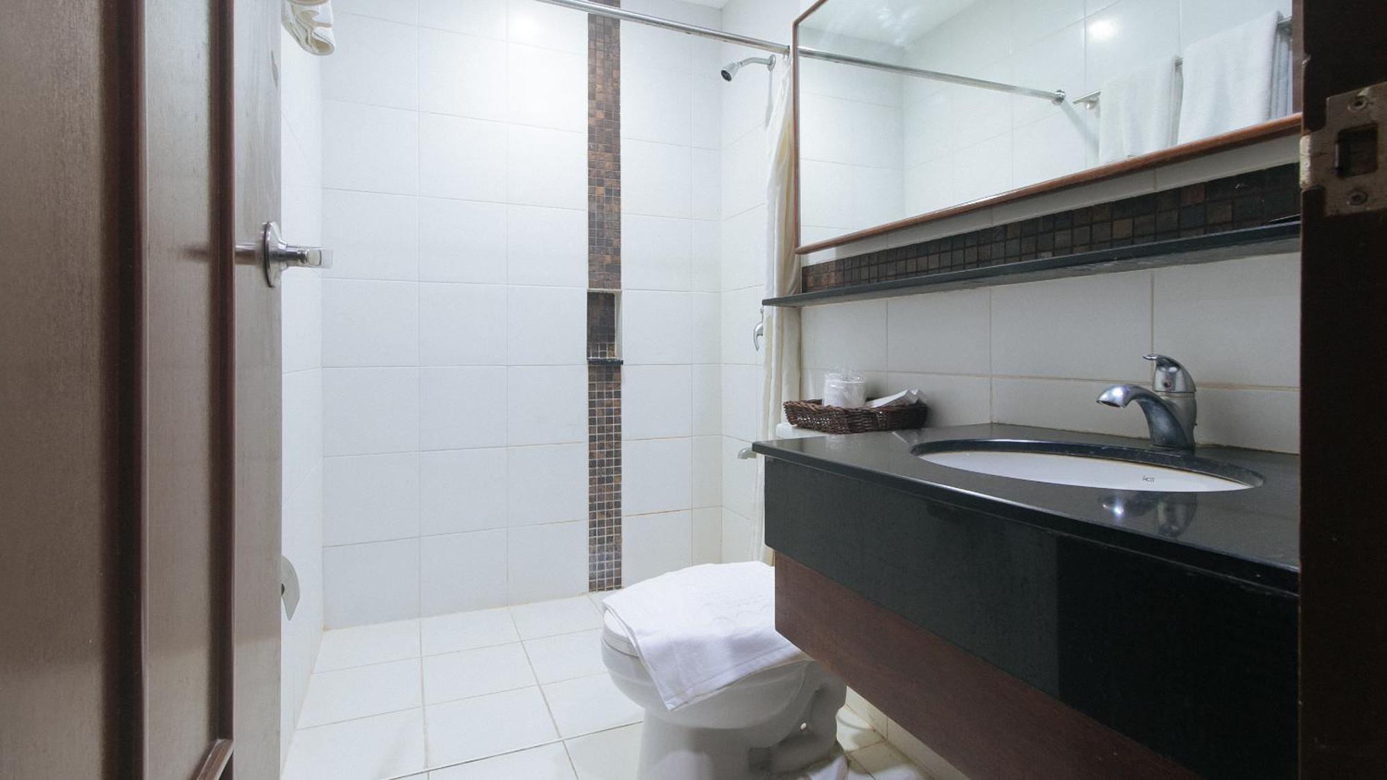 Bliss Hotel San Fernando Pampanga City Buitenkant foto